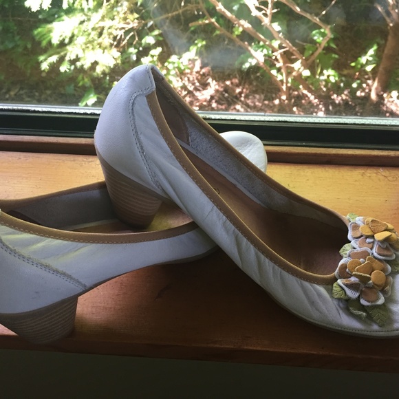Low heel white Italian leather pumps - Picture 1 of 1